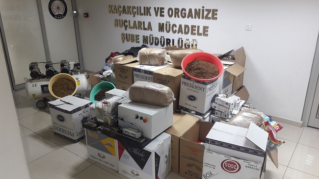 EVDE KAÇAK SİGARA ÜRETİRKEN YAKALANDI