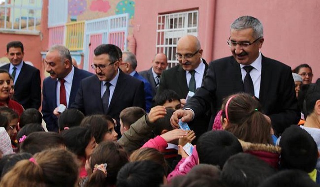VALİ’DEN ÇOCUKLARA SÜT İKRAMI