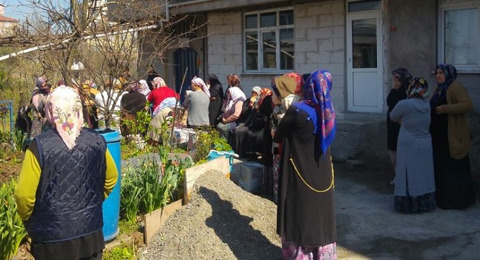 GENÇ KADIN TABANCAYLA CANINA KIYDI