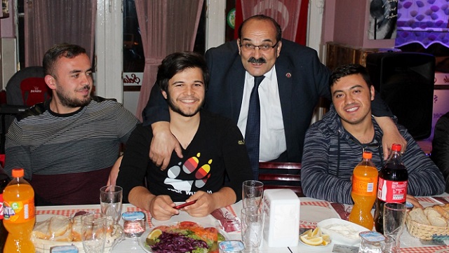 BAŞKAN ŞEN ÖĞRENCİLERLE BERABER