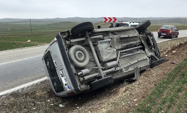 TİCARİ ARAÇ TAKLA ATTI: 2 YARALI