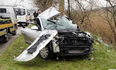 OTOMOBİL AĞACA ÇARPTI: 2 ÖLÜ