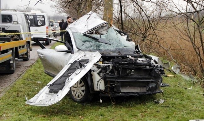 OTOMOBİL AĞACA ÇARPTI: 2 ÖLÜ