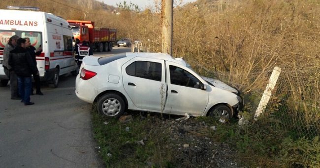 OTOMOBİL DERE YATAĞINA DEVRİLDİ