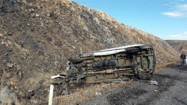 KAMYONET ŞARAMPOLE DEVRİLDİ: 3 YARALI