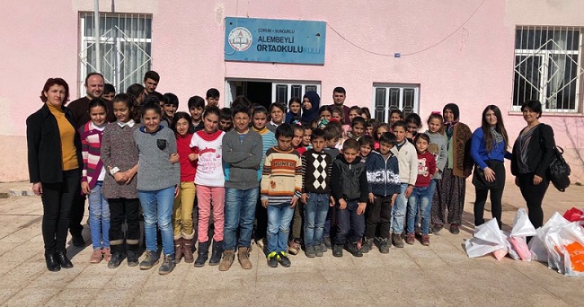 ÇOCUKLARIN YÜZÜNÜ GÜLDÜRDÜLER