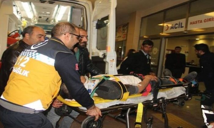 OTOMOBİL ÇEKİCİYE ÇARPTI: 1 YARALI