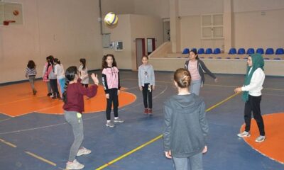 ÖĞRENCİLER SPOR ALANINDA GELİŞİYOR