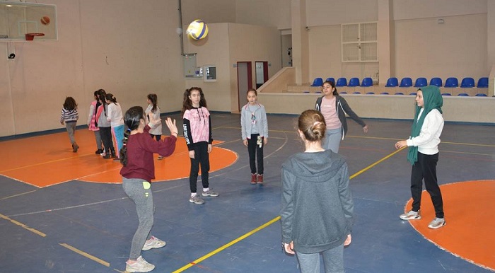 ÖĞRENCİLER SPOR ALANINDA GELİŞİYOR