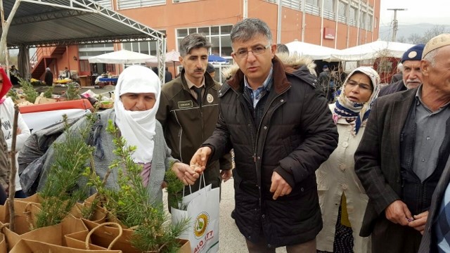 VATANDAŞLARA ÜCRETSİZ FİDAN DAĞITILDI