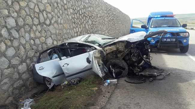 OTOMOBİL DUVARA ÇARPTI: 2 YARALI