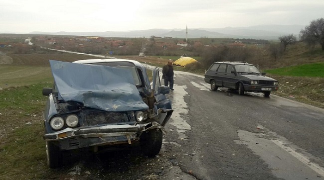 İKİ OTOMOBİL ÇARPIŞTI: 3 YARALI