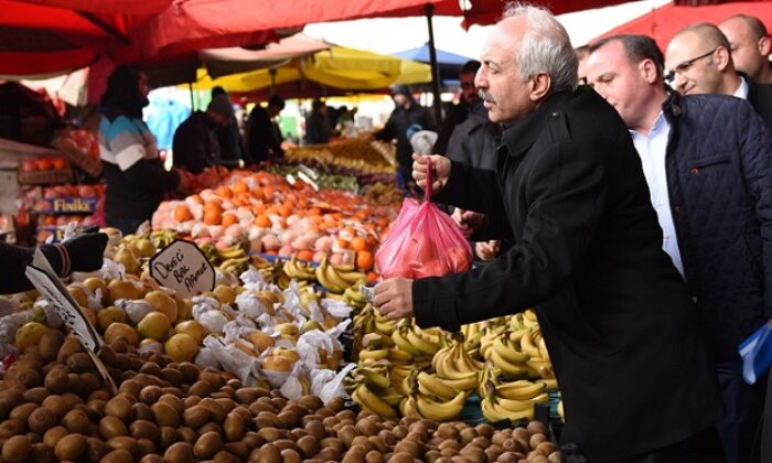 BAŞKAN GÜL PAZAR ALIŞVERİŞİNDE