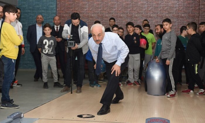 BAŞKAN GENÇLERLE BOWLİNG OYNADI
