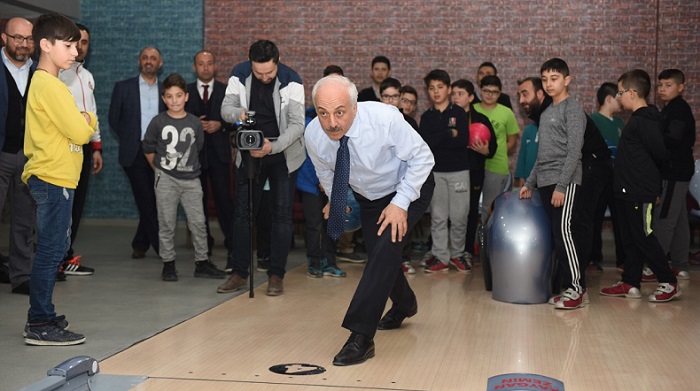 BAŞKAN GENÇLERLE BOWLİNG OYNADI