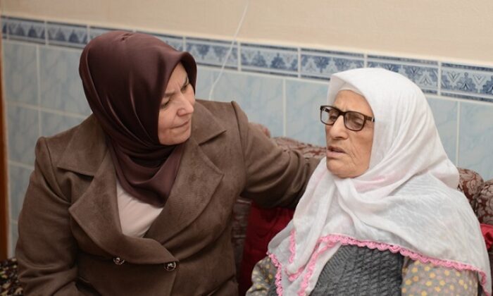 HALİME GÜL YAŞLILARI ZİYARET ETTİ