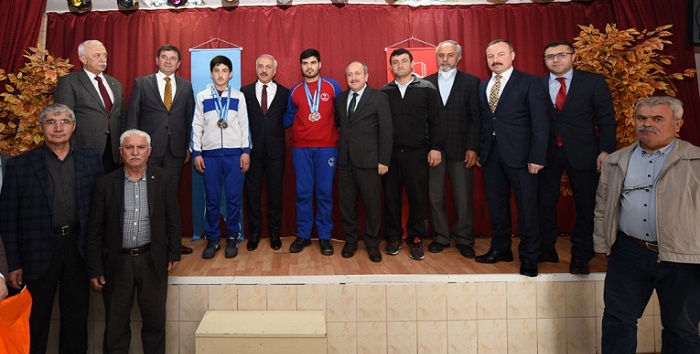 BAŞARILI SPORCULARI ÖDÜLLENDİRDİLER