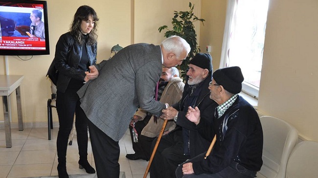 YAŞLILARIN GÖNÜLLERİNİ ALDILAR