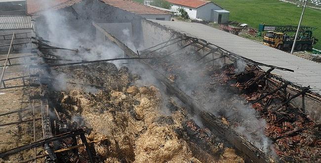 ÇAKMAK İLE OYNARKEN YANGIN ÇIKARDI