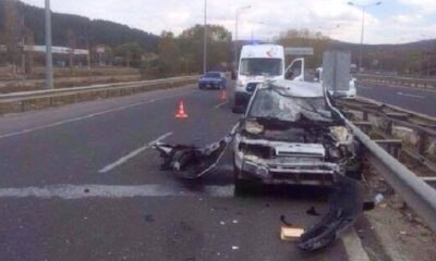 OTOMOBİL BARİYERLERE ÇARPTI: 1 ÖLÜ