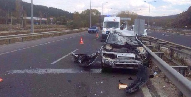 OTOMOBİL BARİYERLERE ÇARPTI: 1 ÖLÜ