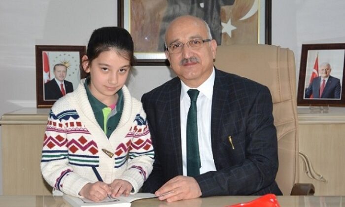 ZEYNEP KİTABINI MÜDÜR İÇİN İMZALADI