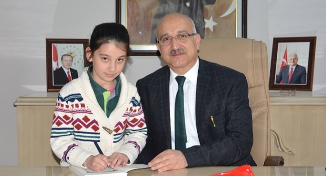 ZEYNEP KİTABINI MÜDÜR İÇİN İMZALADI