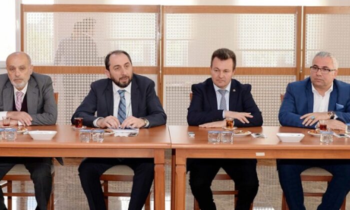 REKTÖR ÖĞRETİM ELEMANLARIYLA GÖRÜŞTÜ