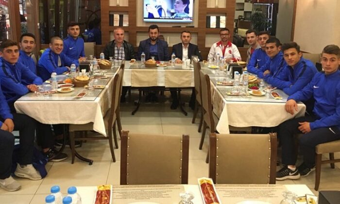 TÜRKİYE İKİNCİSİ ŞAMPİYONLARA JEST