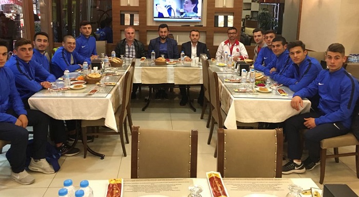 TÜRKİYE İKİNCİSİ ŞAMPİYONLARA JEST