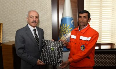 BAŞKAN TEMİZLİK İŞÇİSİNİ ÖDÜLLENDİRDİ