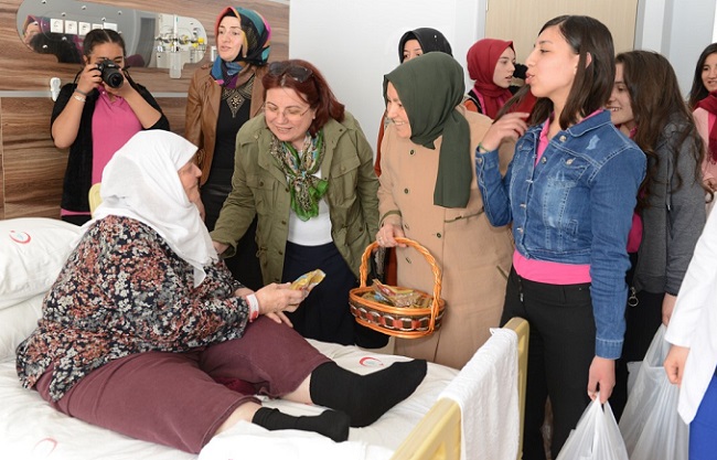 HALİME GÜL’DEN HASTALARA MORAL ZİYARETİ
