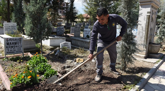 MEZARLIKLARA 5 BİN ADET GÜL DİKİLDİ