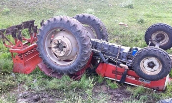 15 YAŞINDAKİ SÜRÜCÜ KAZA YAPTI