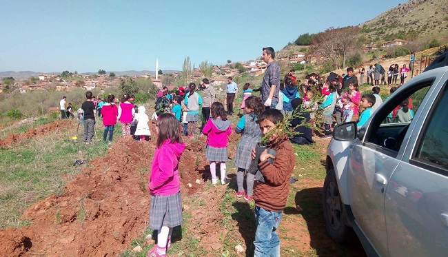ÖĞRENCİLER ŞEHİTLER İÇİN FİDAN DİKTİ