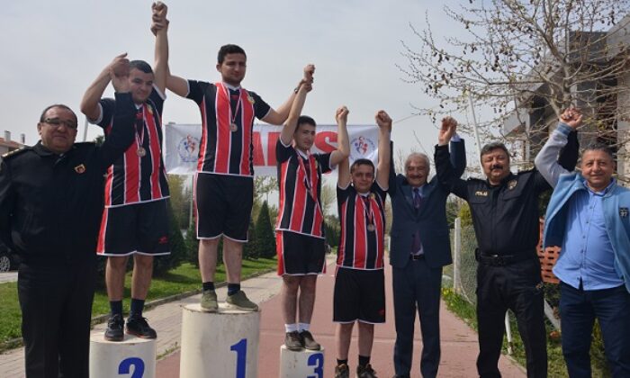 GENÇLER POLİS İÇİN KOŞTU