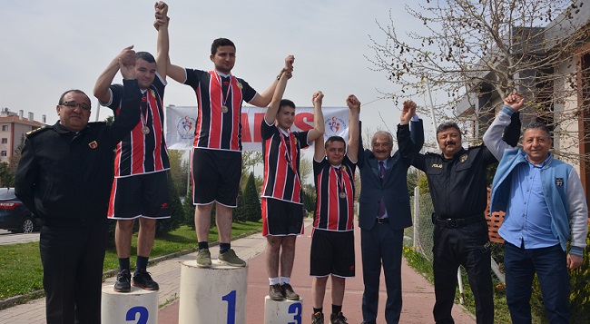 GENÇLER POLİS İÇİN KOŞTU