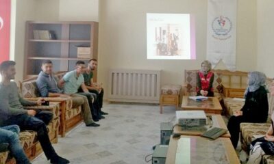 ÖĞRENCİLER MUTLULUĞU TARTIŞTI