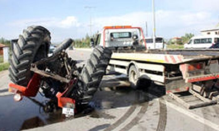 ÇEKİCİ TRAKTÖRE ÇARPTI: 1 AĞIR YARALI