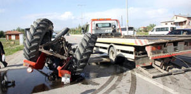 ÇEKİCİ TRAKTÖRE ÇARPTI: 1 AĞIR YARALI