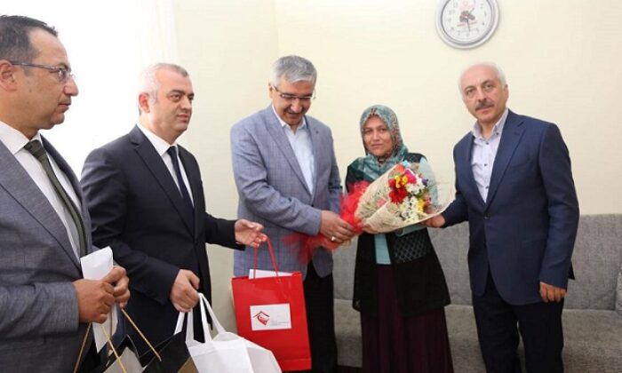 ŞEHİT ANNESİNİ ZİYARET ETTİLER