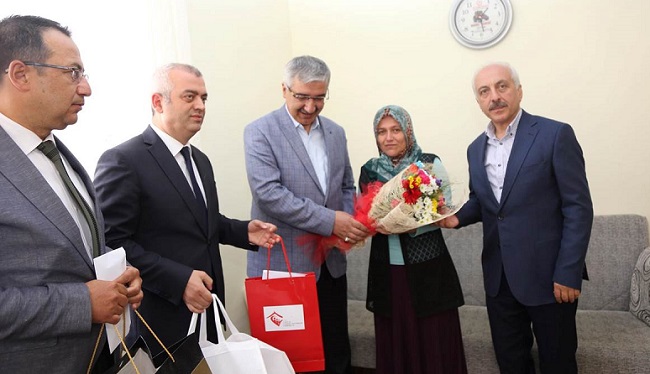 ŞEHİT ANNESİNİ ZİYARET ETTİLER