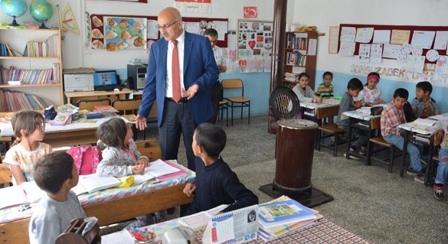 KÖY OKULLARINDA İNCELEMELERDE BULUNDU