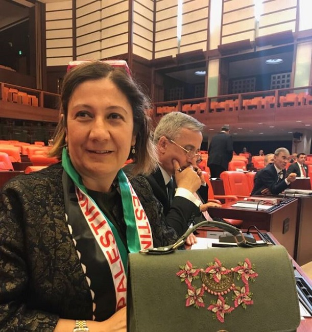İĞNE OYALI ÇANTASI TBMM’DE BEĞENİLDİ