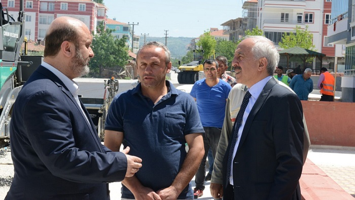 ASFALT ÇALIŞMALARINI YERİNDE İNCELEDİ