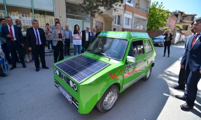 Ortaokul öğrencileri güneş enerjisiyle çalışan araç yaptı