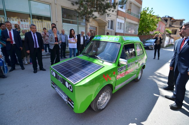 Ortaokul öğrencileri güneş enerjisiyle çalışan araç yaptı