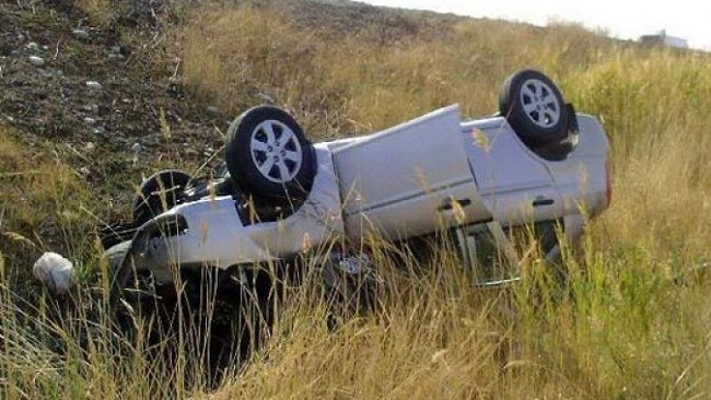 ARAÇ ŞARAMPOLE DEVRİLDİ: 4 YARALI