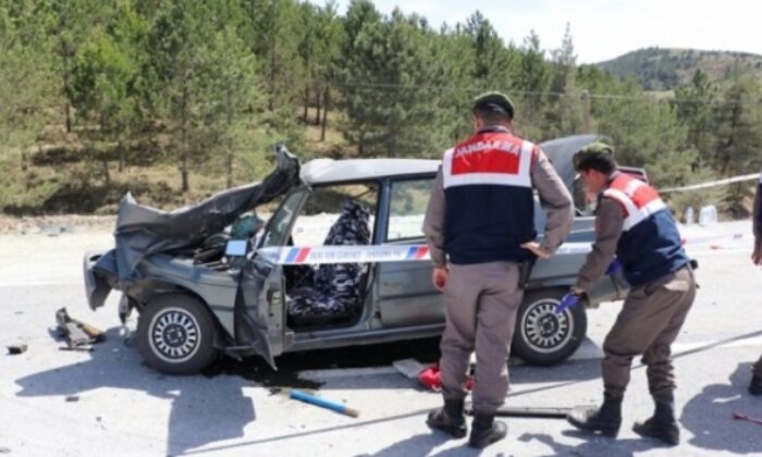 PARK HALİNDEKİ KAMYONETE ÇARPTI