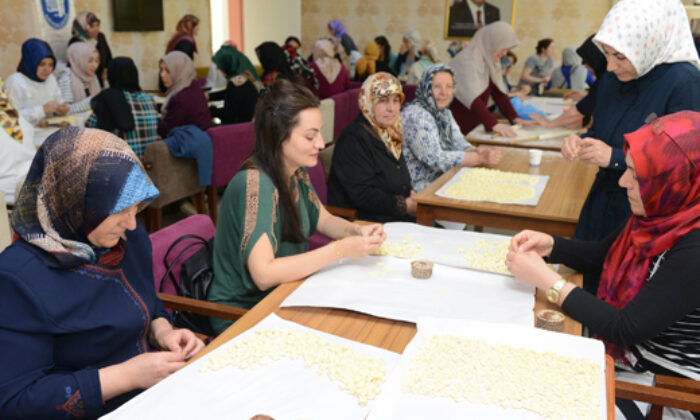 KURSİYERLER İHTİYAÇ SAHİPLERİ İÇİN MANTI BÜKTÜ